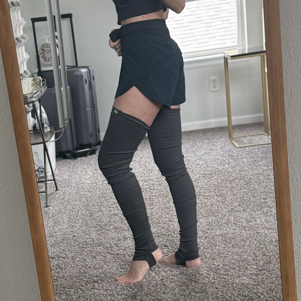 Alo Yoga Goddess Ribbed Leg Warmers — Charcoal Gray